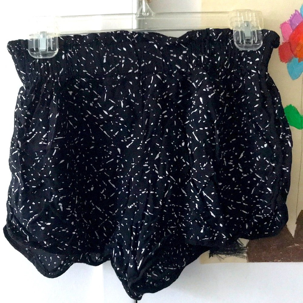 Silence + noise black and white shorts w pockets size small